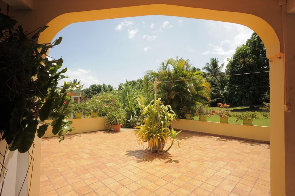 Villa Au Domaine Des Bougainvilliers Sainte-Rose Esterno foto