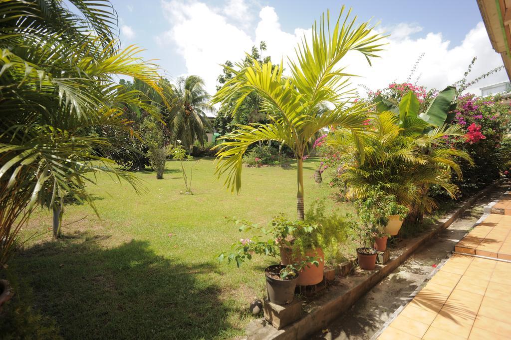 Villa Au Domaine Des Bougainvilliers Sainte-Rose Esterno foto